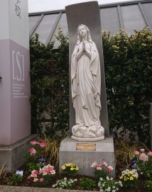 正門のマリア像